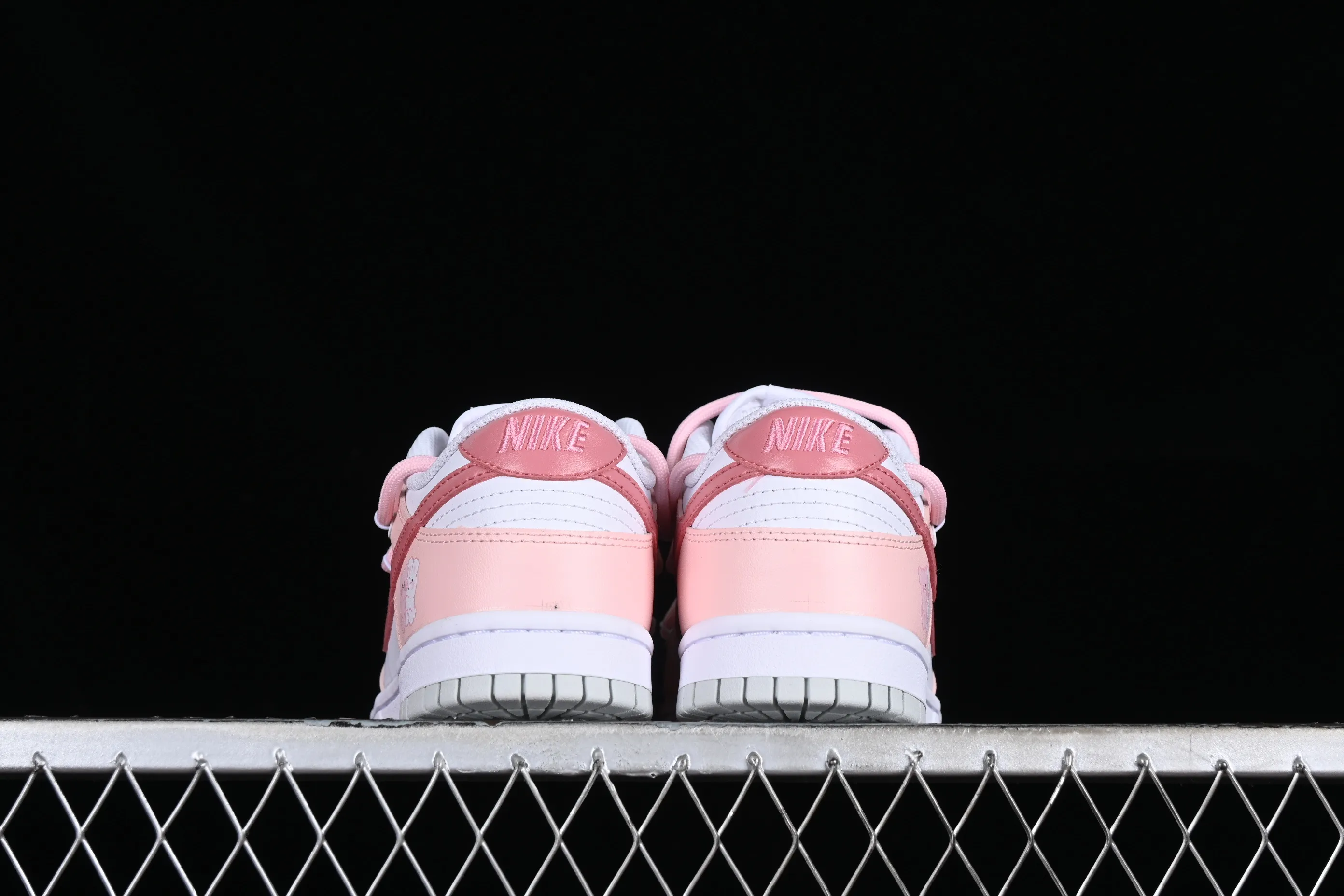 All categories Nk SB Dunk series Nk SB Dunk Low low-top sneakers Nk Dunk Low Sanshi Laboratory Dopamine Foundation Hug Bear SB strap low-top casual sneakers DH9765-102